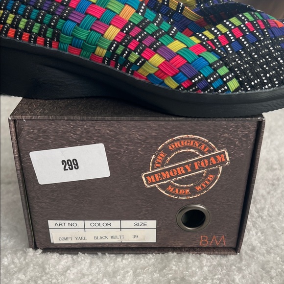 bernie mev. Comfy Yael Black Multicolor Memory Foam Woven Sandals - Picture 4 of 8